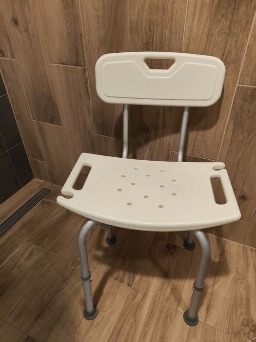 Taboret prysznicowy z oparciem.