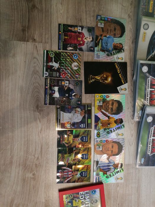 Karty piłkarskie, albumy z naklejkami, puszki i specjalne