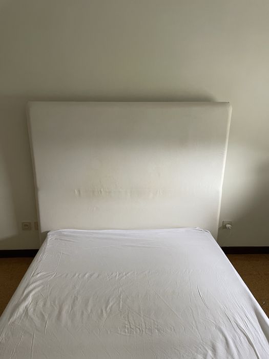 Cama com cabeceira em tecido