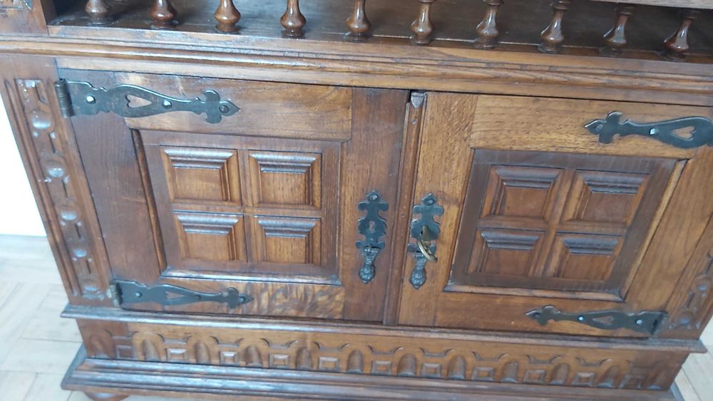 Mesa auxiliar o mesa TV de madeira maciça talhada/esculpida.