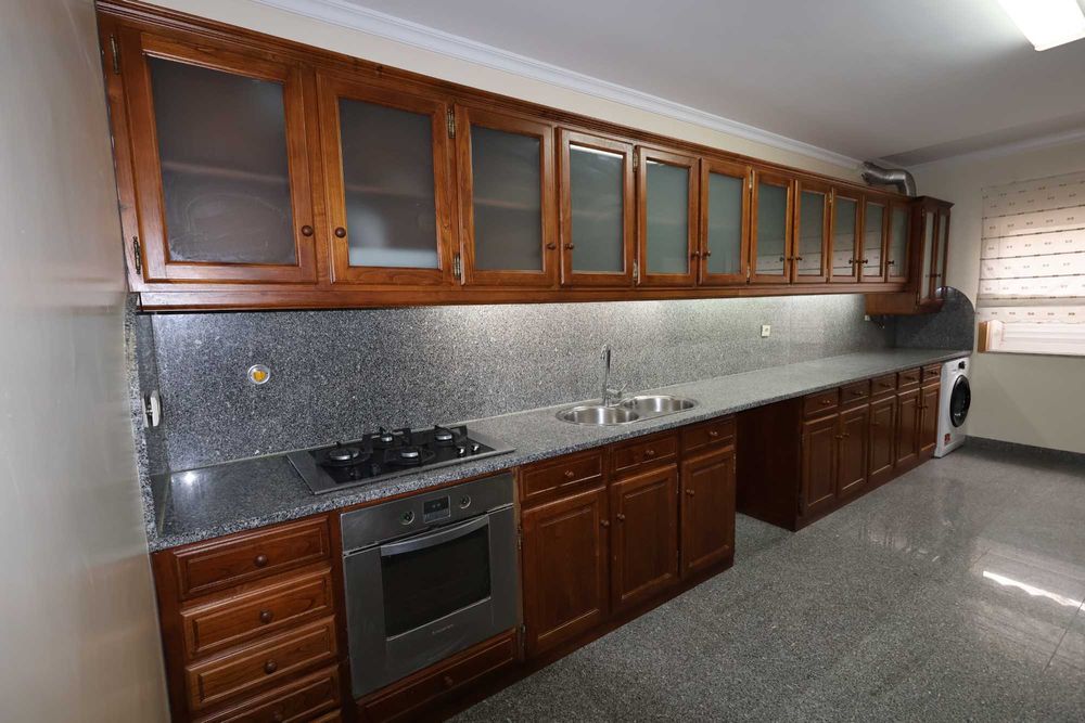 Aluga-se T3 mobilado e com garagem