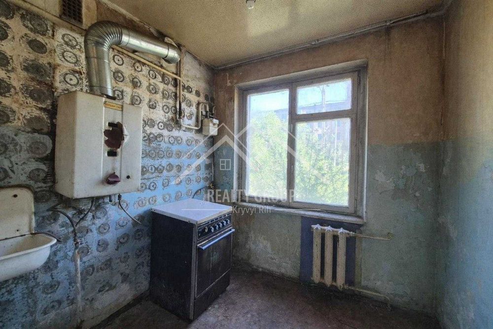 Продаж “брежнівки” 2к квартири по вул. Харитонова