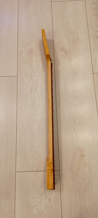 Gitara basowa.  Gryf