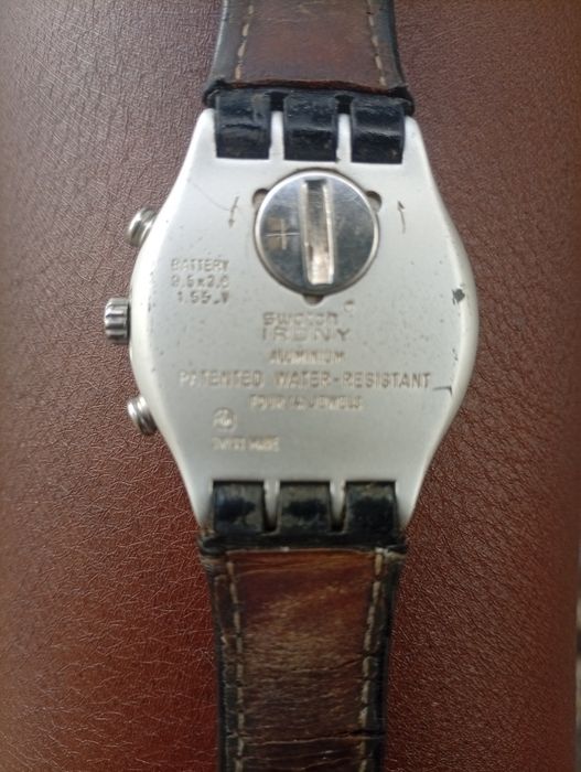 apresentado na imagem é o Swatch Irony Chrono “Wildly” (YCS4024),