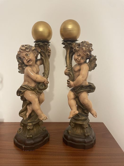 Castiçal barroco/rococó com figuras de putti