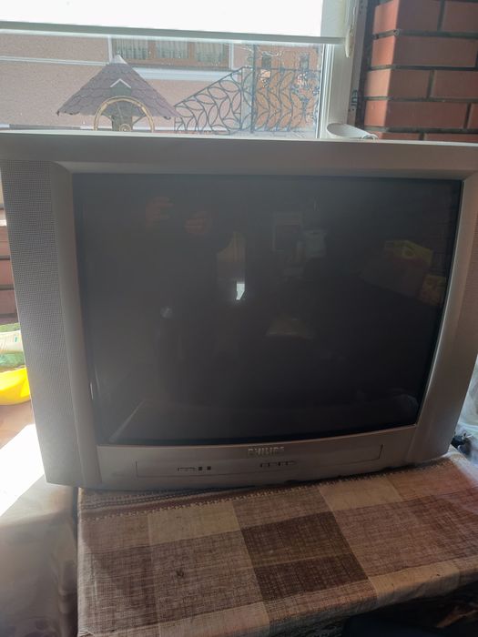 Телевізор. Fjlips..діагональ 62см. повністю робочий.ДУ.пульт робочий.