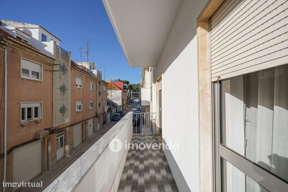 Apartamento T1 com varanda e a 200m da praia, no coração de Sesimbra