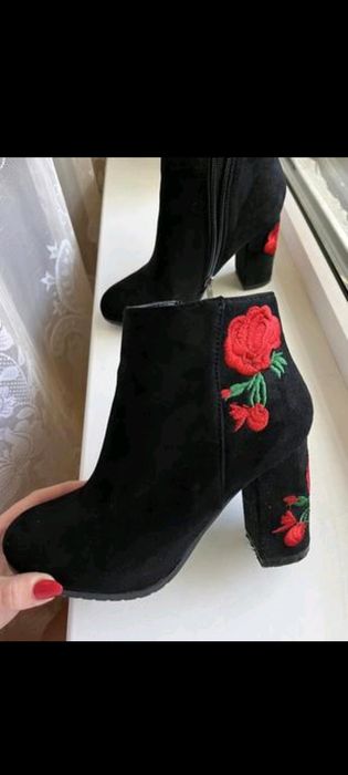 Ботильони с вишивкой