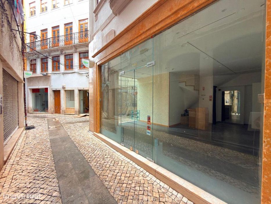 Loja Comercial com Grande Montra na Baixa de Coimbra