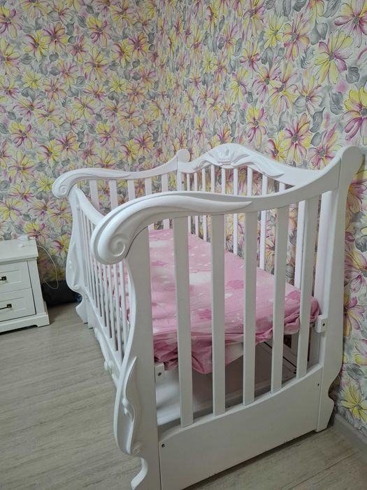 Дитяче ліжко в гарному старі , з маятником