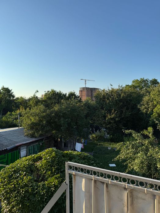 Здається пів будинку на другому поверсі вул. Піщана 25