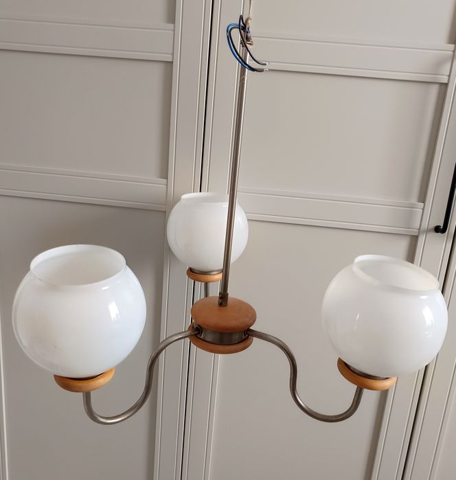 Żyrandol PRL  metal i drewno,  białe szklane klosze