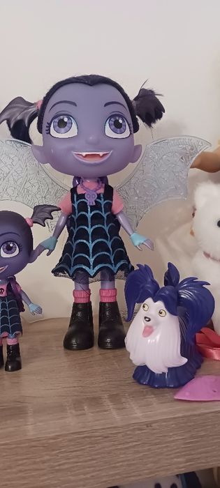 Boneca vampirinha grande com cao  e pequenina