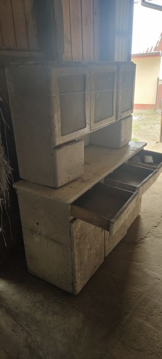 Kredens rok około 1950