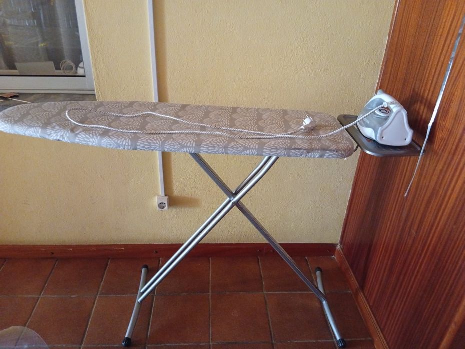 Tábua de engomar já com ferro incluso