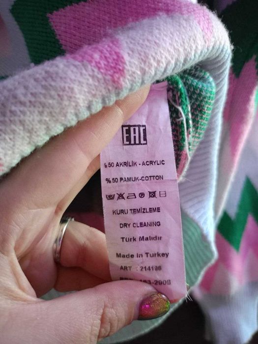 Свитер нежно-голубого цвета с рисунком