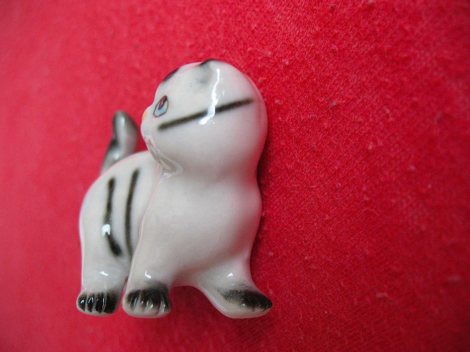 Kot - pręgowany kotek - porcelana - 3,5 x 4 x 2 cm Miniaturka