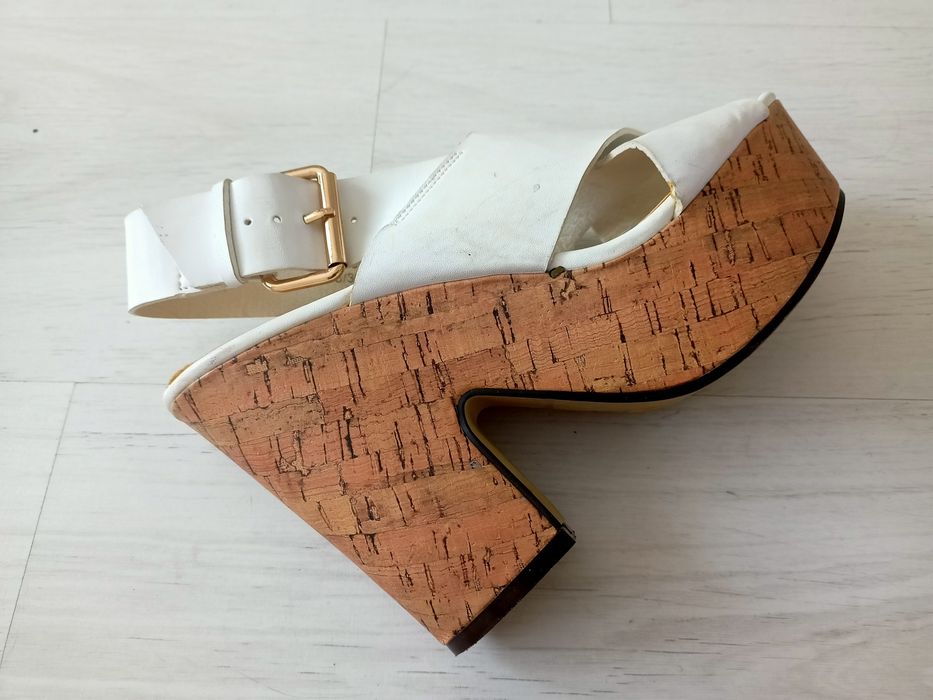 najmodniejsze na platformie  białe sandały - Atmosphere