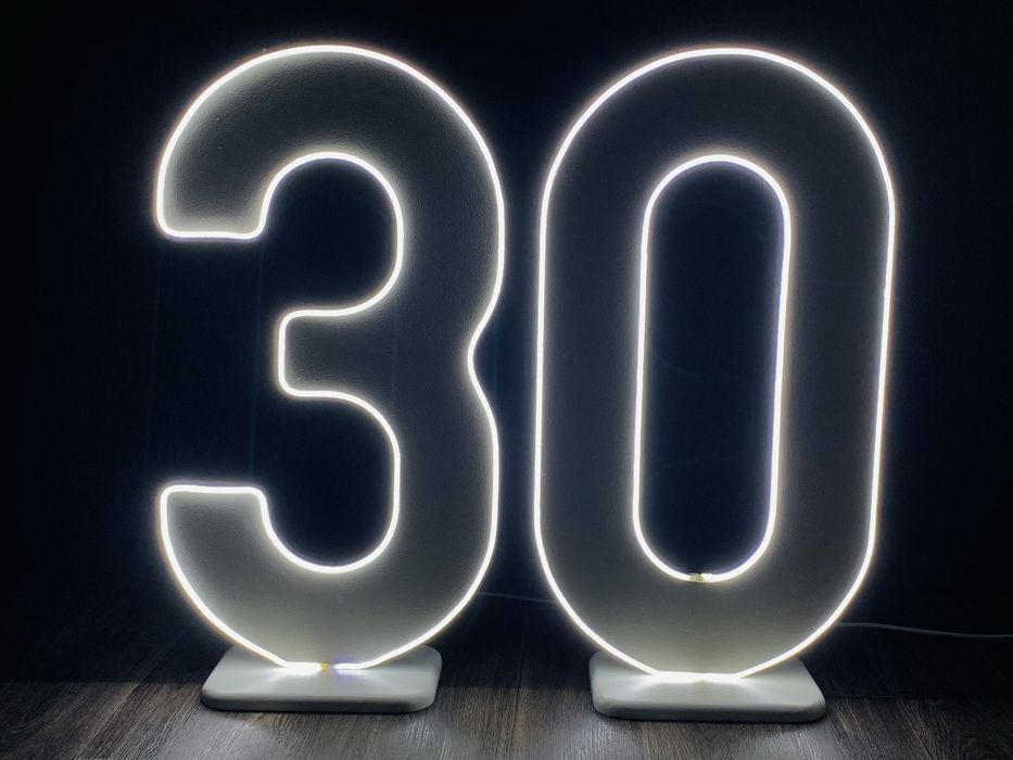 Фотозона,каркас,баннер,неоновые цифры в аренду.Оформление шарами.