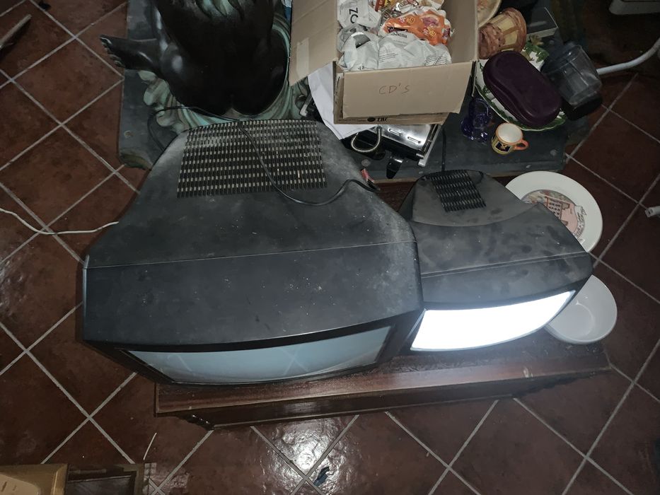 2 televisoes antigas a funcionar