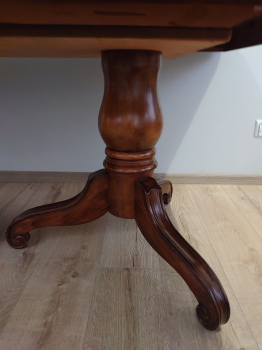 Stół drewniany w zestawie z krzesłami