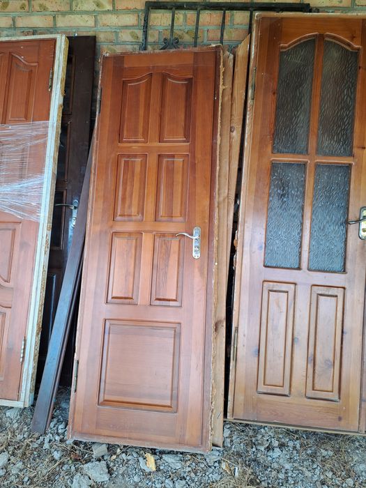 Двері міжкімнатні  і двері вхідні дерев'яні з коробками