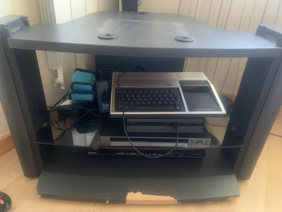 Movel tv preto com prateleira