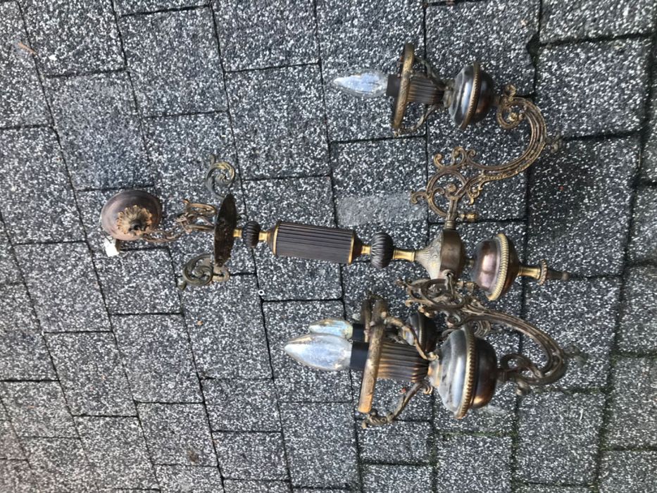 Stary mosiężny żyrandol zdobiony trójramienny