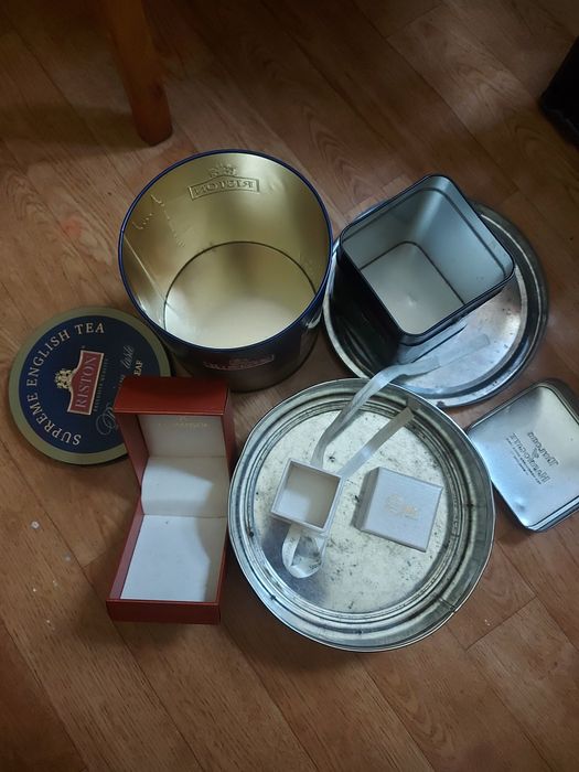 Жестянная коробка .