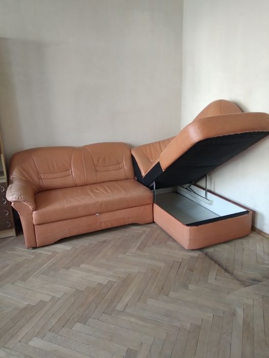 Skorzana sofa rozkladana z funkcją spania.