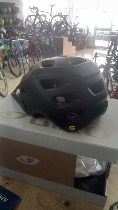 Capacete Giro Fixture com mips