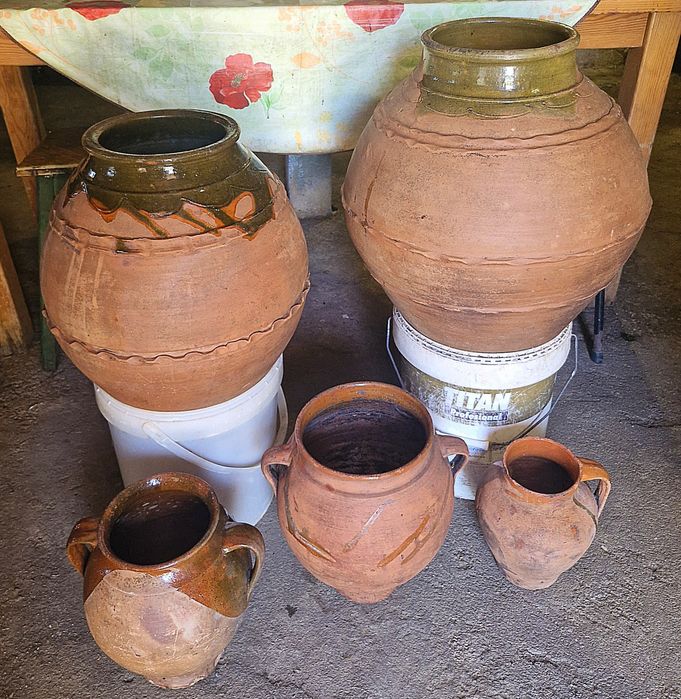Conjunto de Talhas e Vasos de Barro Antigos