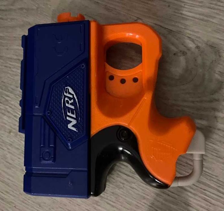 Lote Nerf + 3 pistolas MicroShots + caixa com dardos - 15€