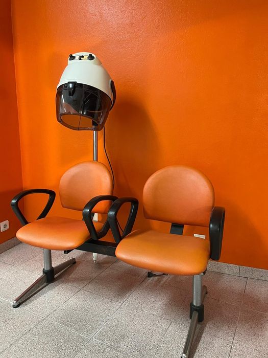 Cadeiras com secador de cabelos | cabeleireiro