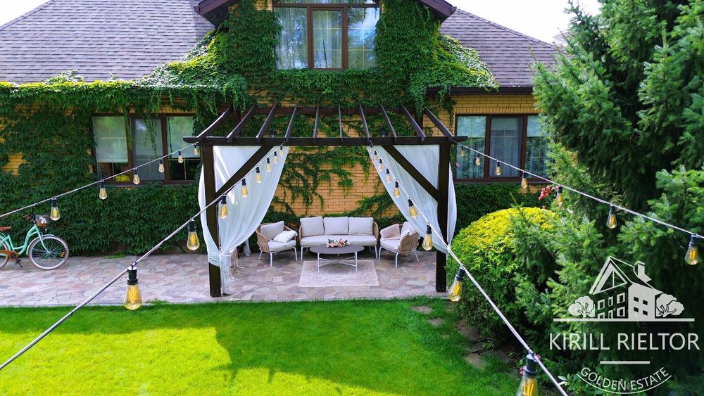 В городке "Золотые Ключи" продается дом с баней и бассейном