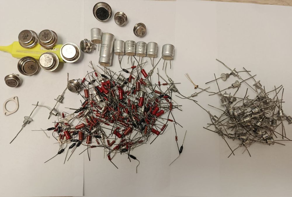 Радиодетали времён СССР транзисторы и конденсаторы