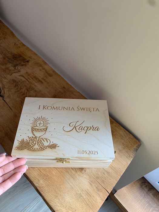Drewniane pudełko z upominkami.  pamiątka pierwszej komunii