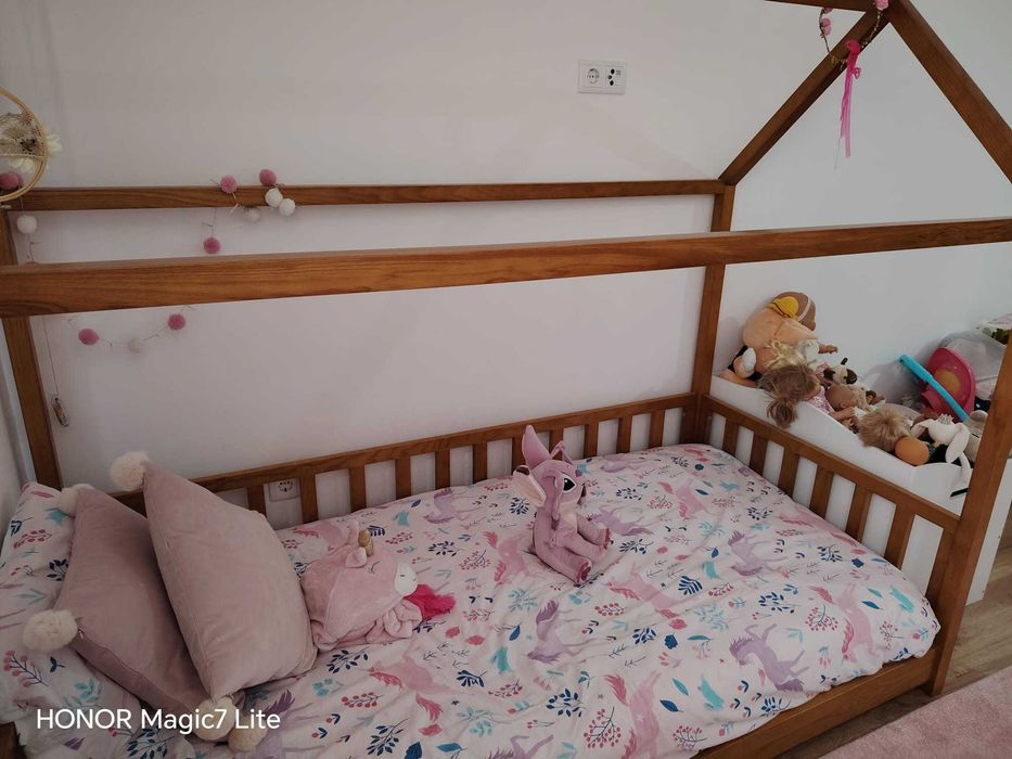 Cama Montessori Como NOVA (pouco uso, em madeira maciça). Incluido no preço:  - lençóis; - capa de edredão; - colchão.