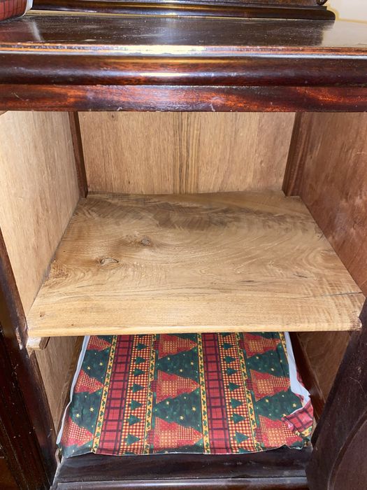 Móvel antigo em madeira de nogueira