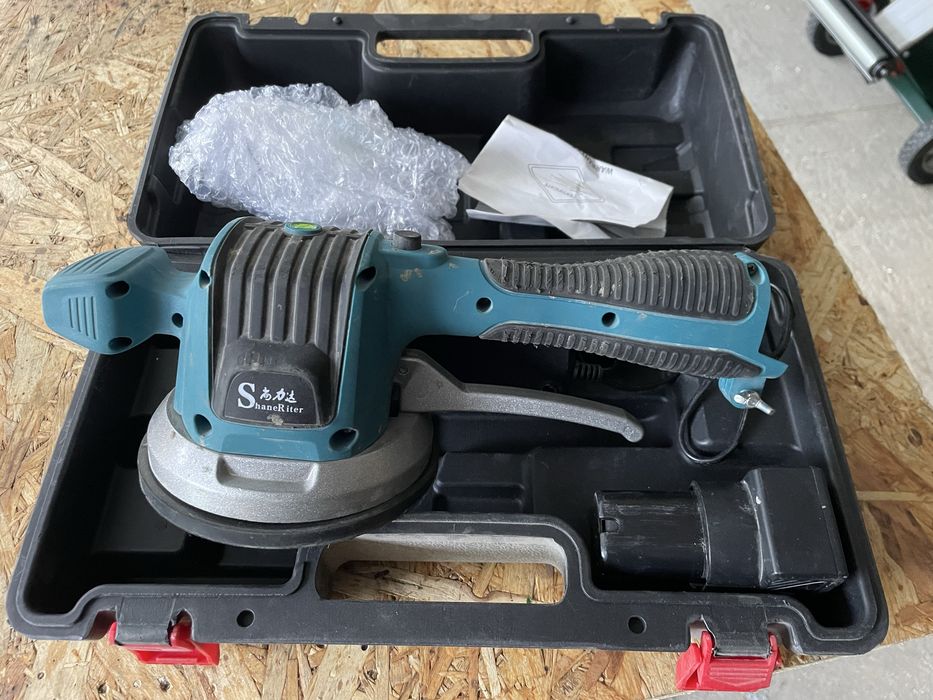 Akumulatorowa przyssawka do płytek