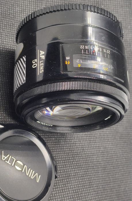 Obiektyw Konica Minolta AF 50 mm f/1.4 + osłona przeciwsłoneczna