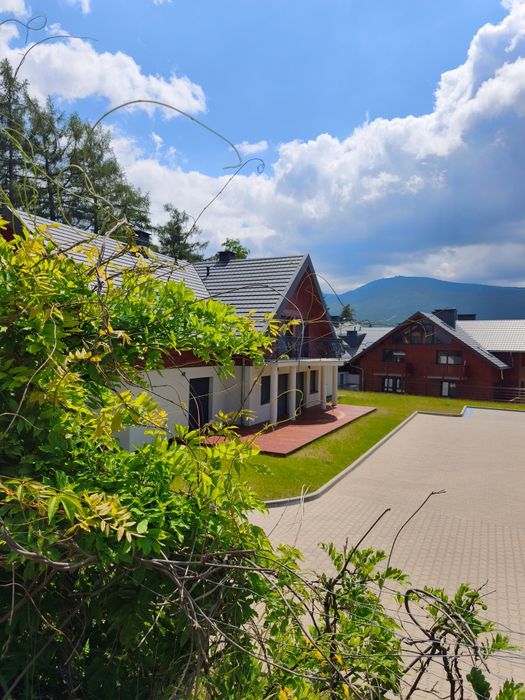 Sprzedam apartament z widokiem na góry.