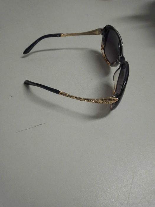 Óculos de.sol com dourado