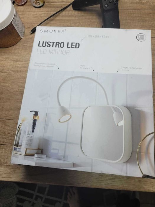Lustro LED Smukee, na baterie 3xAA, wymiary: 20,4x20,4x4,2cm