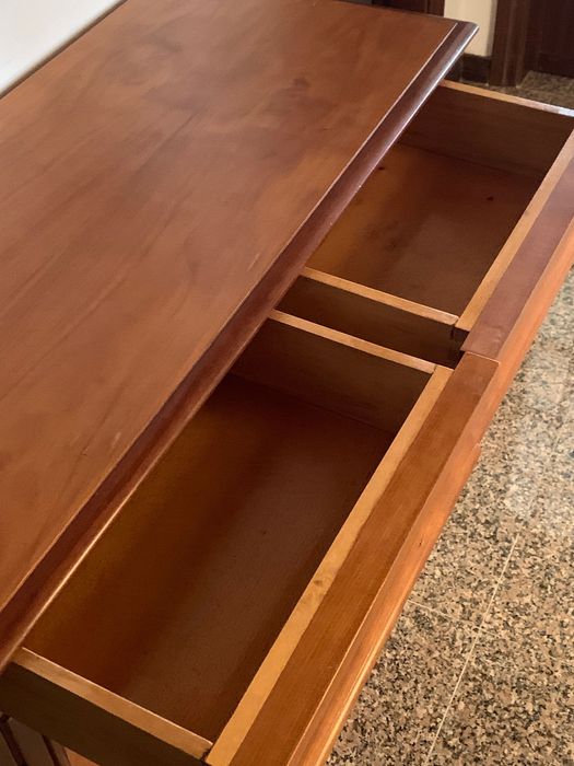 Móvel de madeira de cor castanha