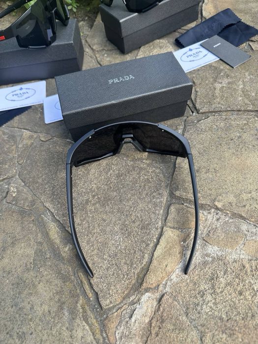 Сонцезахисні чорні окуляри Prada