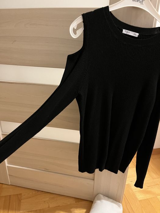 Czarny sweter z dziurami na ramionach