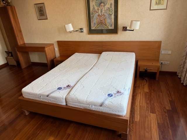 Łóżko małżeńskie ze stolikami nocnymi w stylu BoConcept