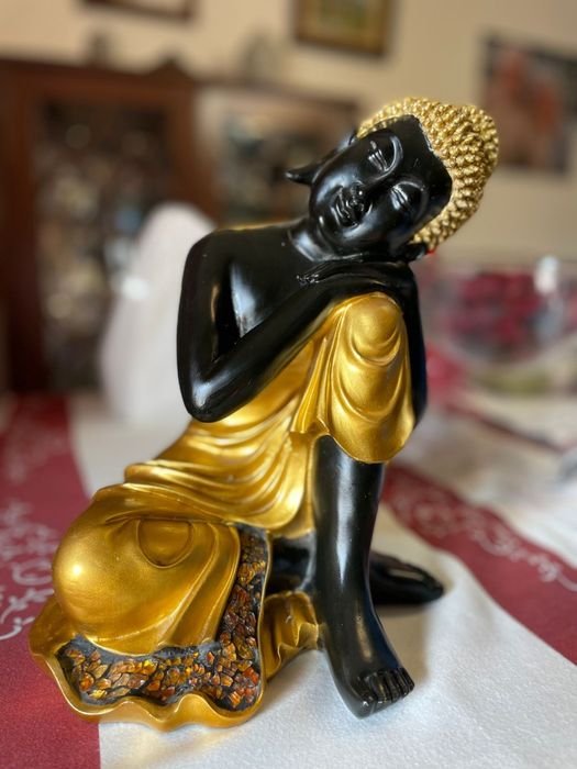 Buda preto e dourado
