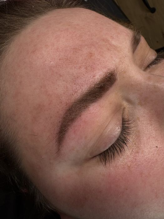 Makijaż permanentny brwi ombre brows metoda pudrowa